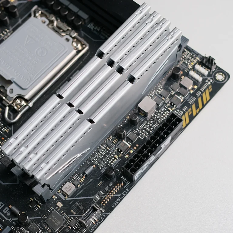 Close-up of ENVINDA DDR4 288-pin UDIMM RAM module