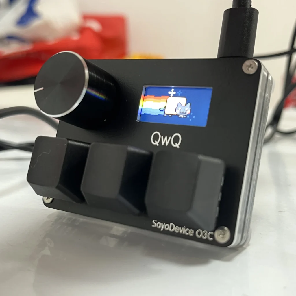 Top view of O3C Sayodevice keyboard showing IPS color screen and keycaps