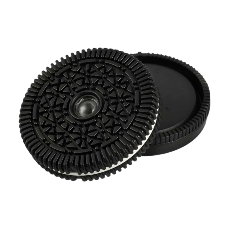 32mm F10 free focus pancake lens mounted on mirrorless camera